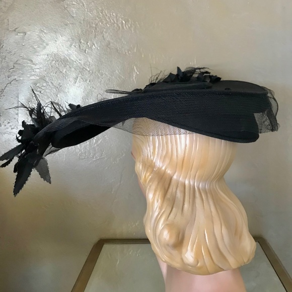 EXTRAVAGANT 1940s LARGE PANCAKE BLACK FELT HAT WITH CRIN, SATIN & FEATHER TRIM main image 6